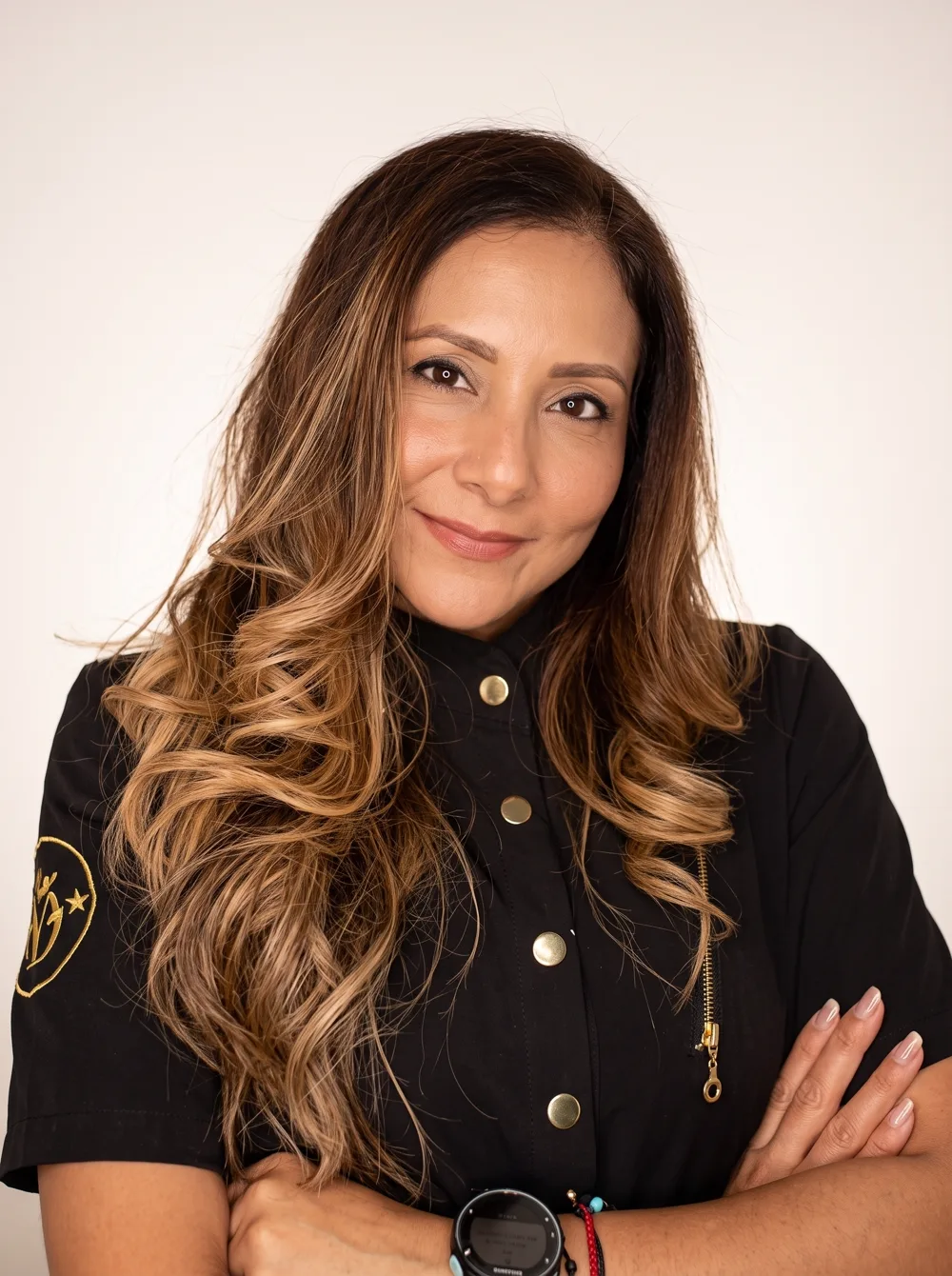 Retrato de Mayerlin Mariño, esteticista de Mych, con uniforme negro