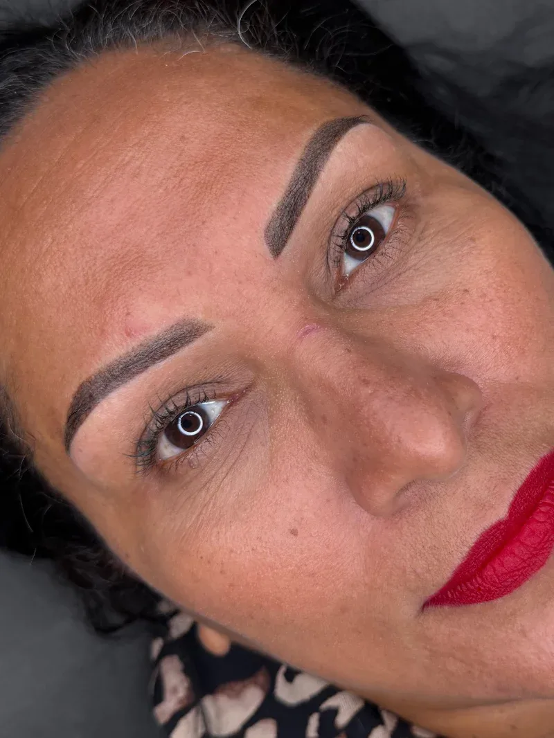 Cejas micropigmentadas y labios en rojo